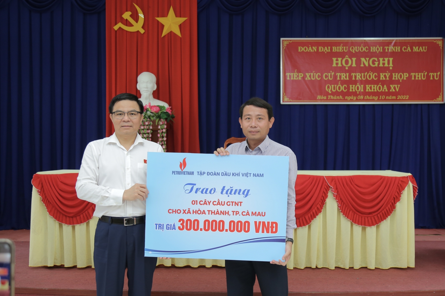 Đồng chí Lê Mạnh Hùng trao biển tượng trưng ủng hộ xây dựng cầu giao thông nông thôn tại xã Hoà Thành