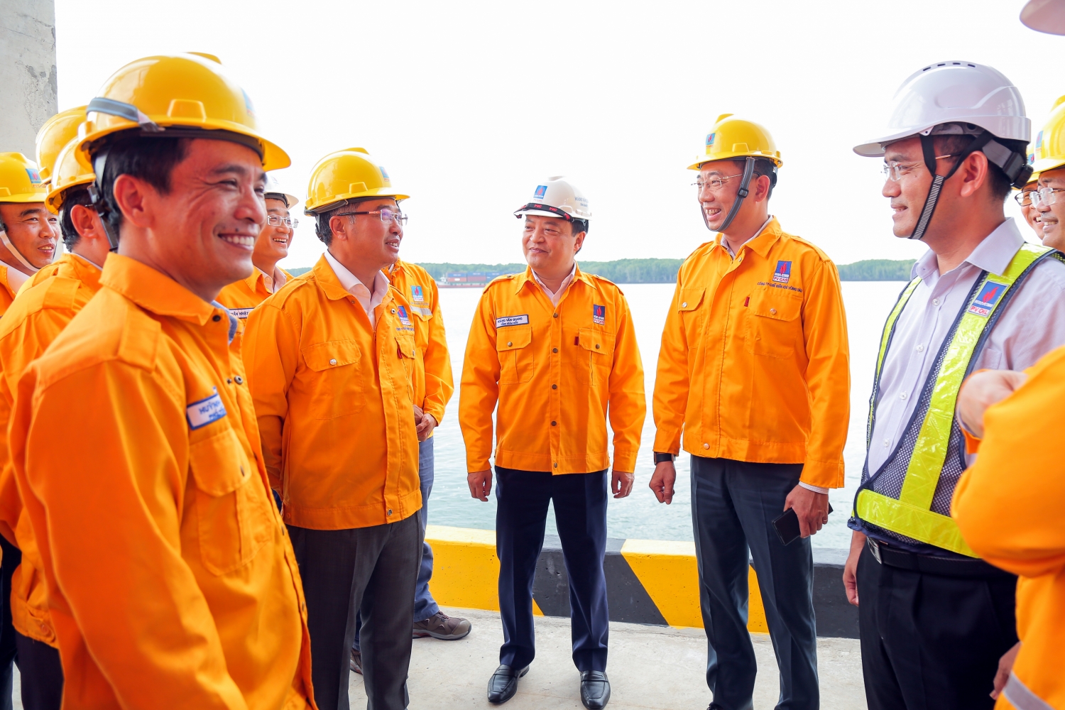Chủ tịch HĐTV Petrovietnam Hoàng Quốc Vượng kiểm tra chuỗi dự án kho chứa LNG Thị Vải Chủ tịch HĐTV Petrovietnam Hoàng Quốc Vượng kiểm tra chuỗi dự án kho chứa LNG Thị Vải