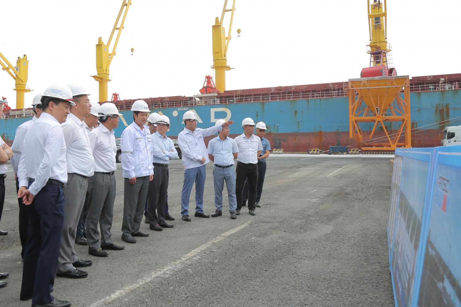 Chủ tịch HĐTV Petrovietnam Hoàng Quốc Vượng kiểm tra chuỗi dự án kho chứa LNG Thị Vải