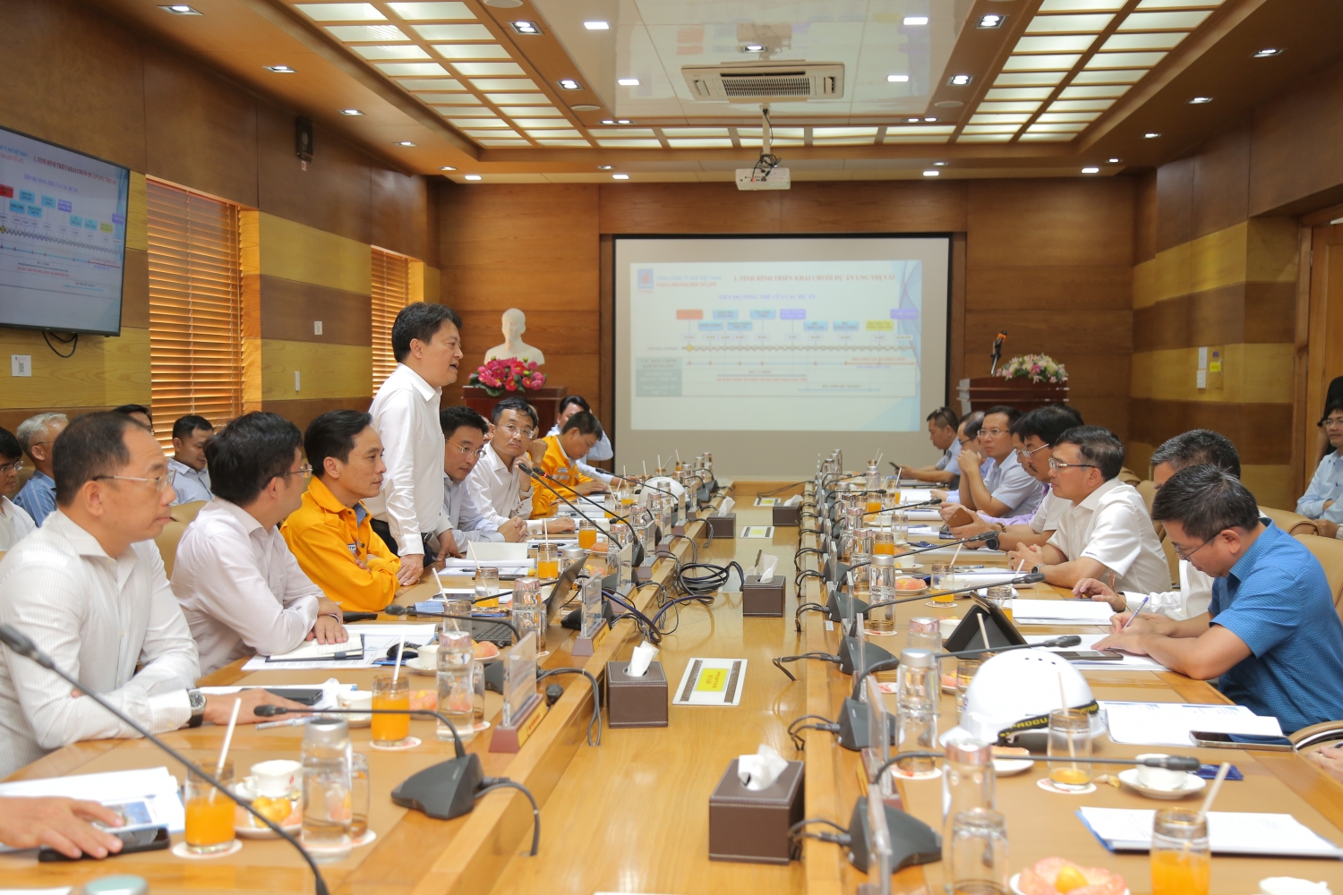 Chủ tịch HĐTV Petrovietnam Hoàng Quốc Vượng kiểm tra chuỗi dự án kho chứa LNG Thị Vải Chủ tịch HĐTV Petrovietnam Hoàng Quốc Vượng kiểm tra chuỗi dự án kho chứa LNG Thị Vải