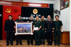 CCB PVN trao quà ủng hộ cho hội CCB tỉnh Quảng Bình