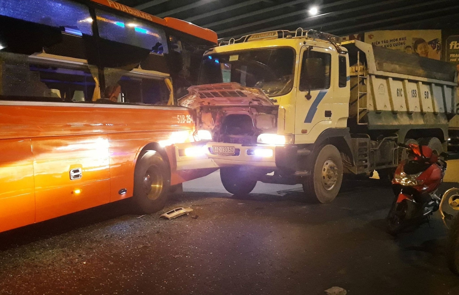 Xe tải đâm vào xe khách Phương Trang tại ngã tư Hàng Xanh