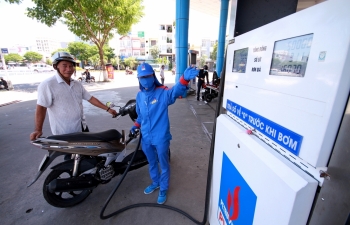 ​​​​​​​Giá xăng dầu đồng loạt tăng gần 1.000 đồng/lít