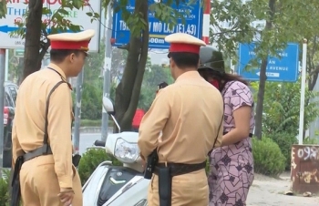 CSGT Hà Nội lập chốt ngăn dắt bộ xe ngược chiều trên vỉa hè