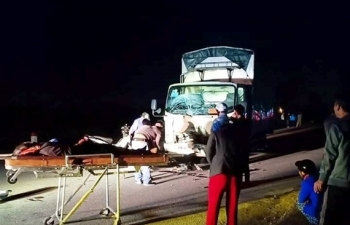 Ba người trong gia đình tử vong sau va chạm với xe tải