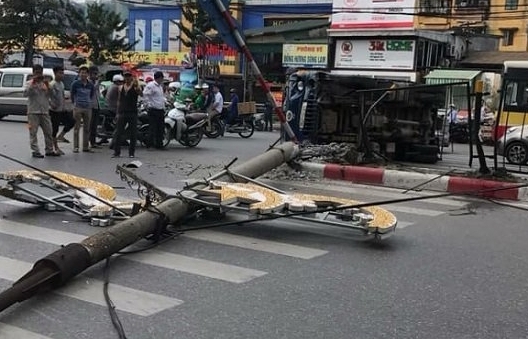 Hà Nội: Xe tải đâm đổ cột đèn rồi lật ngang giữa đường Giải Phóng