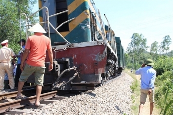 Hai công nhân đường sắt bị tàu hỏa đâm thương vong