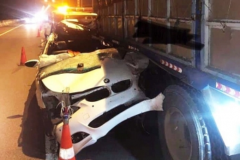Tài xế BMW tử vong trong cabin sau khi đâm vào đuôi xe container