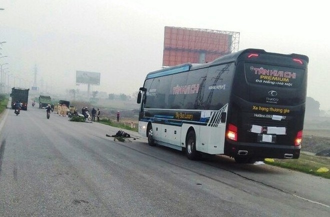 di bo tren duong quoc lo hai cha con bi xe khach dam tu vong