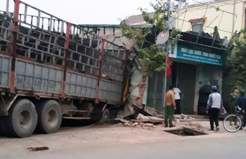 Xe tải mất lái đâm sập tường hai nhà dân
