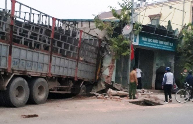 xe tai mat lai dam sap tuong hai nha dan luc rang sang