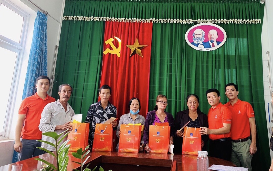 Đoàn công tác xã hội PVEP đến với đồng bào miền Trung