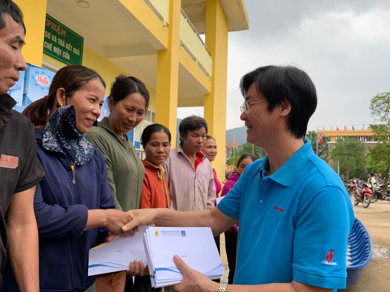 Công đoàn Dầu khí Việt Nam hỗ trợ đồng bào bị thiệt hại do lũ lụt tại Quảng Bình