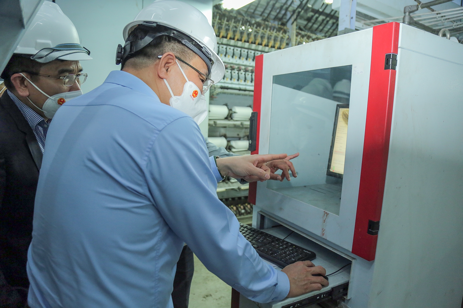 Tổng giám đốc Petrovietnam Lê Mạnh Hùng kiểm tra Nhà máy Xơ sợi