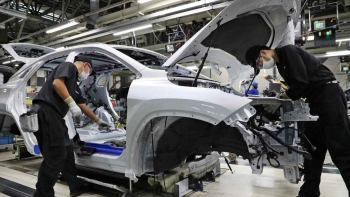 Toyota, Nissan, GM bắt đầu sản xuất sau khi cuộc khủng hoảng chip giảm bớt