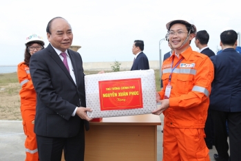 Thủ tướng Nguyễn Xuân Phúc thị sát cảng xuất sản phẩm Khu liên hợp Lọc hóa dầu Nghi Sơn