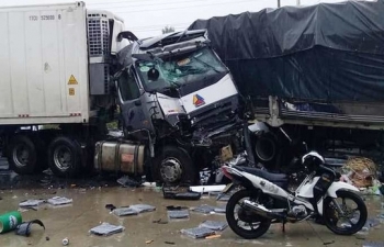 Xe tải đâm container gây tai nạn liên hoàn trên Quốc lộ 1