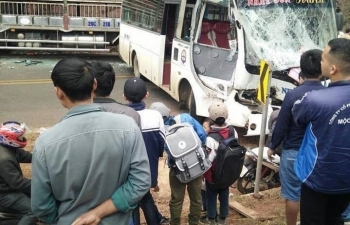 Xe khách đâm xe tải ở Sơn La làm 2 người thương nặng