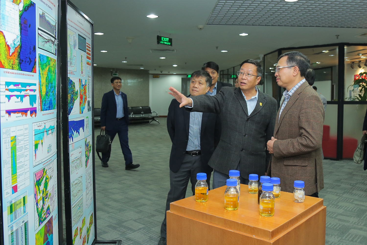 Lãnh đạo Tập đoàn Dầu khí Việt Nam nghe giới thiệu về kết quả triển khai công tác tìm kiếm thăm dò dầu khí của VPI