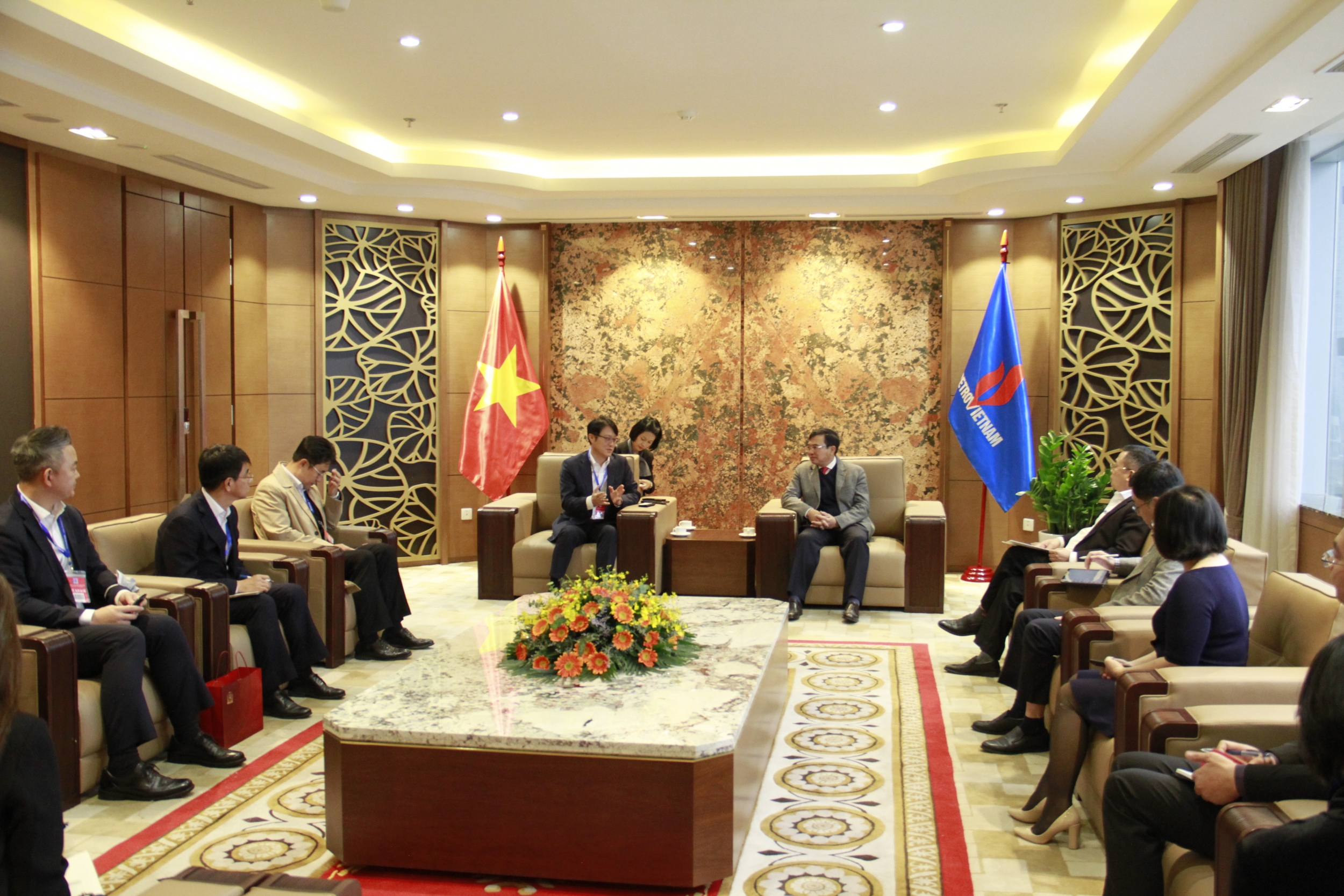 Chủ tịch HĐTV Petrovietnam Hoàng Quốc Vượng làm việc cùng lãnh đạo Doosan Vina