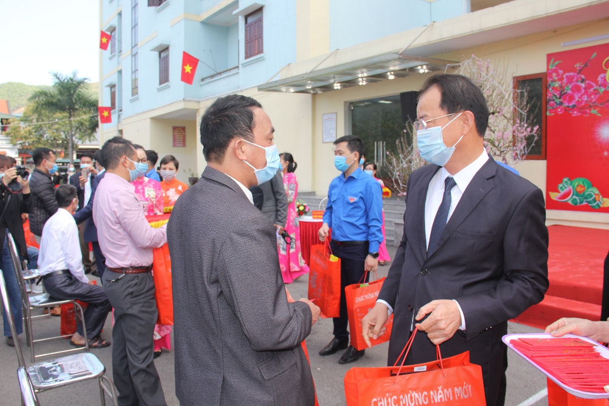Các đồng chí lãnh đạo tỉnh Quảng Ninh động viên, chúc Tết công nhân, cán bộ ngành Than