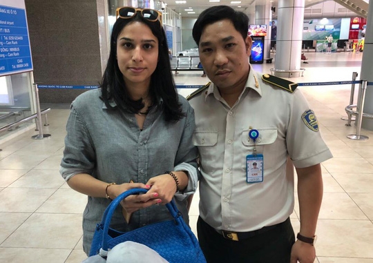 Nhân viên an ninh trả lại tài sản cho du khách bỏ quên tại sân bay