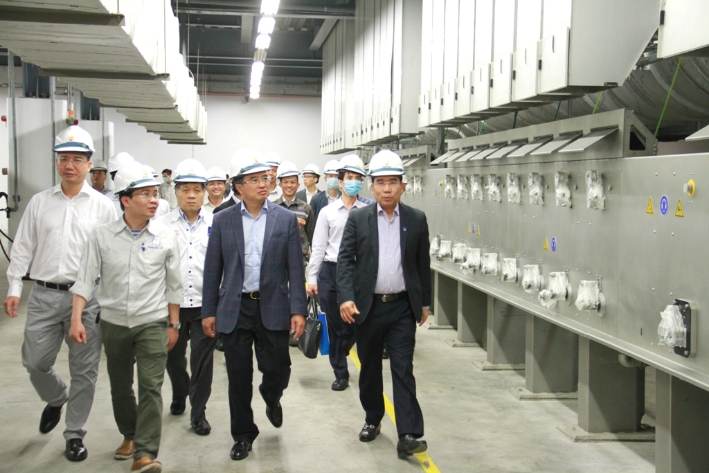 Lãnh đạo Tập đoàn kiểm tra hệ thống thiết bị công nghệ sản xuất xơ sợi tổng hợp tại Nhà máy Xơ sợi Đình Vũ.