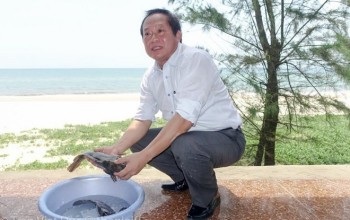 Bộ trưởng Trương Minh Tuấn mời nhà báo ăn hải sản ở Quảng Bình