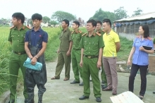 long an khoi to 2 doi tuong dung sung dien trom cho