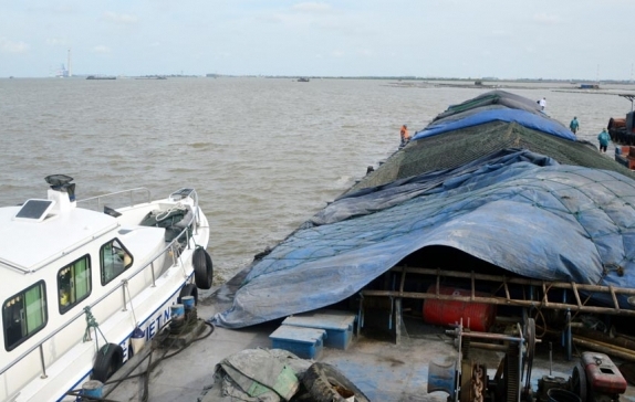 Bắt giữ 3.000 tấn than lậu trên vùng biển Quảng Ninh - Hải Phòng