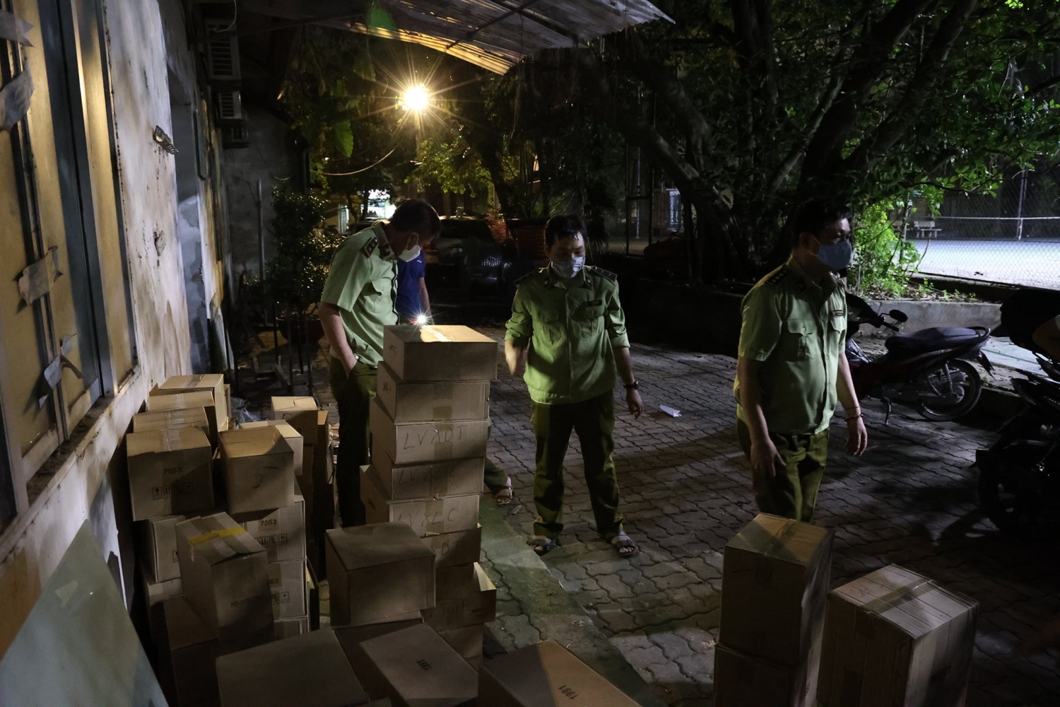 Hà Nội: Đột kích trong đêm phá kho nước hoa giả lớn nhất từ trước đến nay