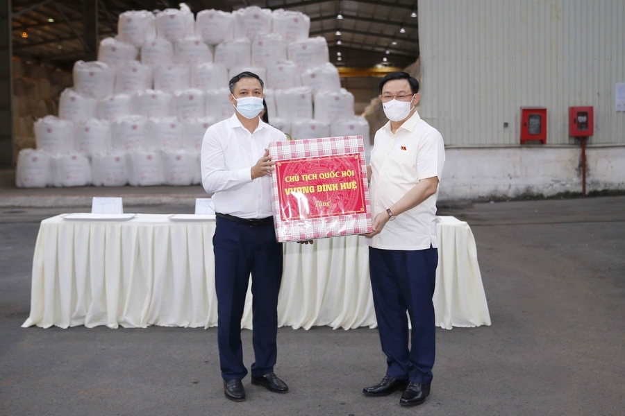 Chủ tịch Quốc hội Vương Đình Huệ thăm và tặng quà công nhân Công ty Nhôm Đắk Nông - TKV