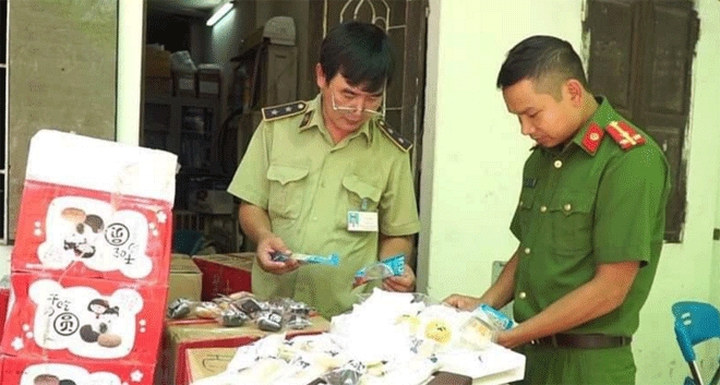 Hà Nội: Thu giữ số lượng lớn bánh kẹo nhập lậu