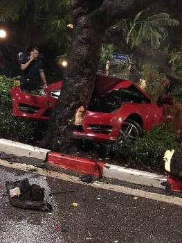 Hà Nội: Xe Mercedes tông gãy cây trên đường Thanh Niên