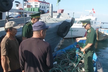 Bắt giữ 2 tàu cá xâm phạm hành lang an toàn cảng Nhà máy lọc dầu Dung Quất