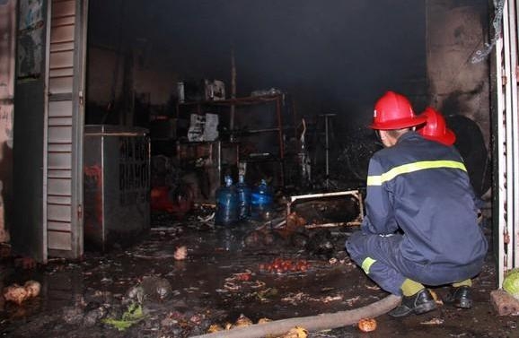 Giận vợ, đổ xăng đốt nhà khiến 3 người bị bỏng nặng