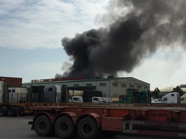 Cháy lớn tại kho chứa lốp ô tô trong KCN Đình Vũ