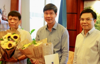 Tổng giám đốc PVN Lê Mạnh Hùng trao sổ hưu cho lãnh đạo Ban TKTD và Ban TC&QTNLN
