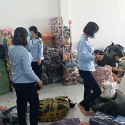 Thái Bình: Phát hiện hàng trăm bộ quần áo, hàng tấn vải nhập lậu