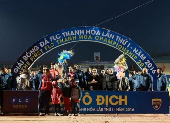 [PHOTO] HLV Lê Thụy Hải cùng FLC Thanh Hóa ăn mừng chức vô địch