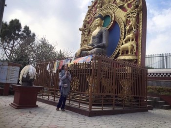 [PHOTO] Vợ Công Vinh thành tâm lễ Phật mặc kệ dư luận ném đá