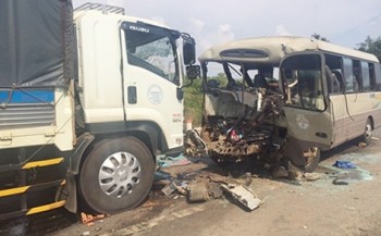Ôtô khách 'đấu đầu' xe tải, 19 người thương vong