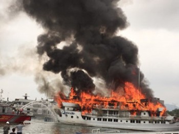 Cháy tàu du lịch hạng sang tại cảng Tuần Châu