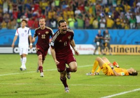 Akinfeev diễn trò khiến Nga suýt thua, Bỉ thắng chật vật Algeria