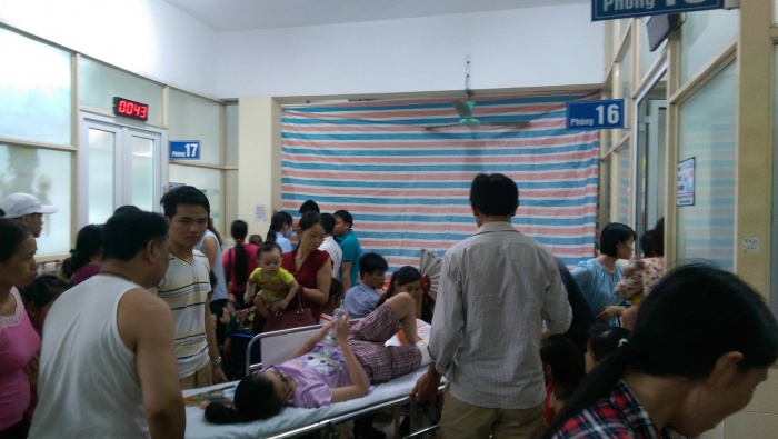 Rơi vữa trần tại viện Nhi TƯ, một người bị thương