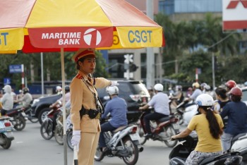 Những "bóng hồng" cảnh sát giao thông trên đường phố Hà Nội