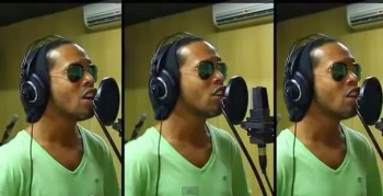 [VIDEO] Ronaldinho hát hay như đá bóng