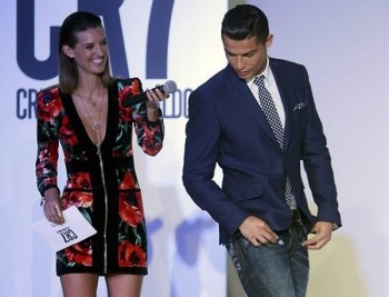 [Photo] C. Ronaldo tự tin trên sàn catwalk
