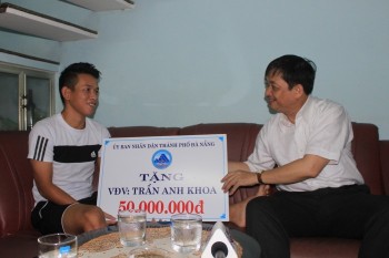 Anh Khoa được UBND Đà Nẵng hỗ trợ 50 triệu đồng