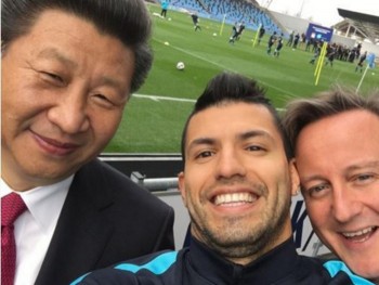 [Photo] Kun Aguero 'selfie' với Chủ tịch TQ Tập Cận Bình